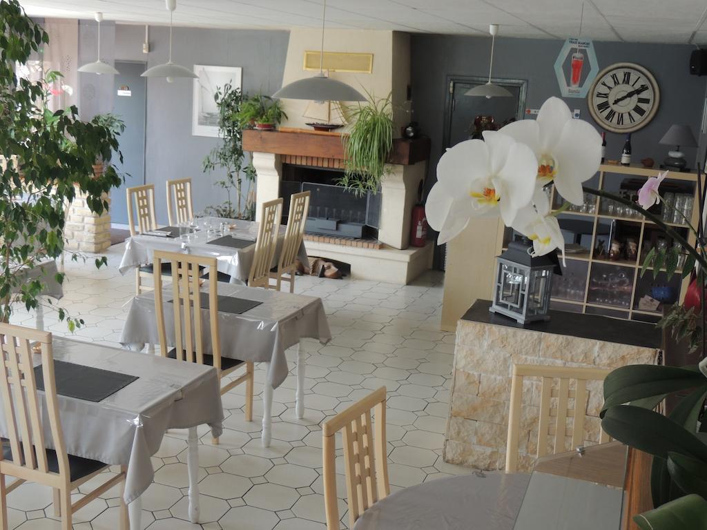 Hotel Auberge Des Charmilles Sainte-Soulle エクステリア 写真